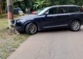 Adolescente bate carro de luxo no poste ao se assustar com presença de guardas em SC
