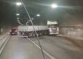 Carreta fica em 'L' dentro de túnel no Contorno Viário da Grande Florianópolis; VÍDEO
