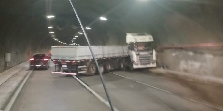 Carreta fica em 'L' dentro de túnel no Contorno Viário da Grande Florianópolis; VÍDEO