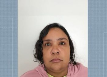 Quem é a mulher de 37 anos presa após fingir ter 12 anos e ser 'adotada' por família em SC