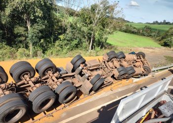Esposa de motorista morre soterrada por carga de caminhão que tombou na BR-282, em SC