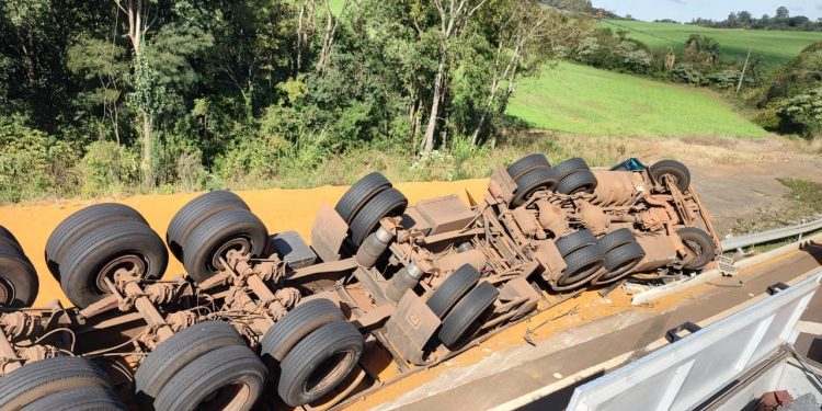Esposa de motorista morre soterrada por carga de caminhão que tombou na BR-282, em SC